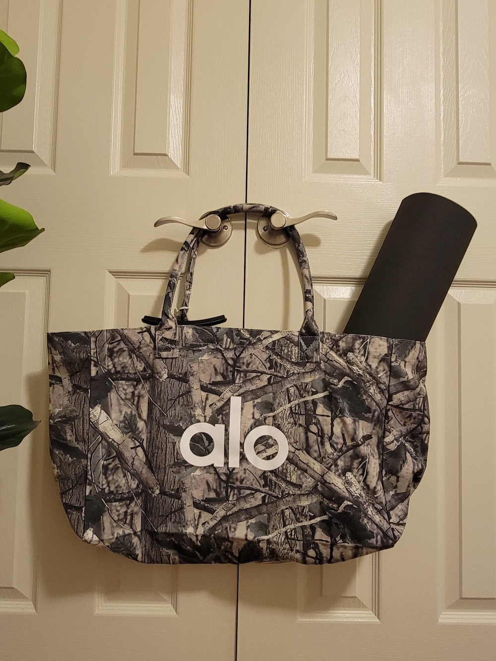ALO Yoga Women's Grey Camouflage Tote Bag - Picture 3 of 7